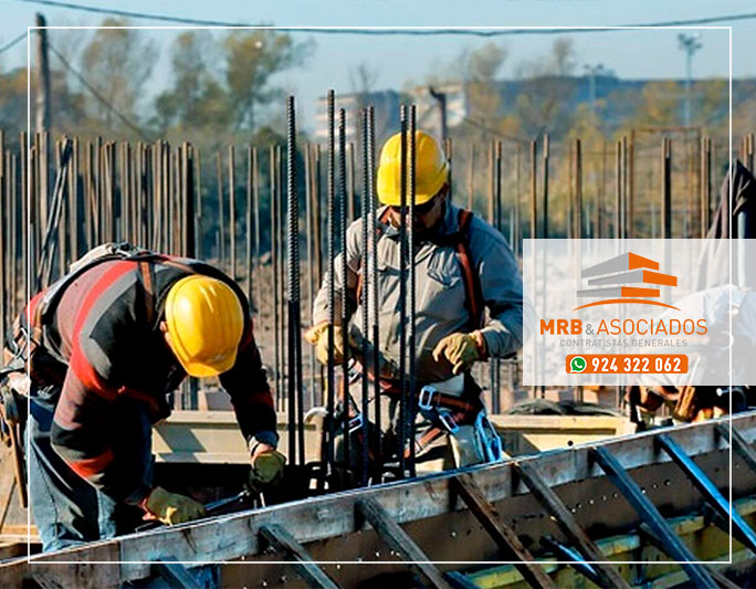 trabajadores construyendo casa